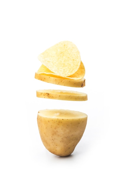 흰 벽에 고립 된 칩으로 변하는 감자 조각