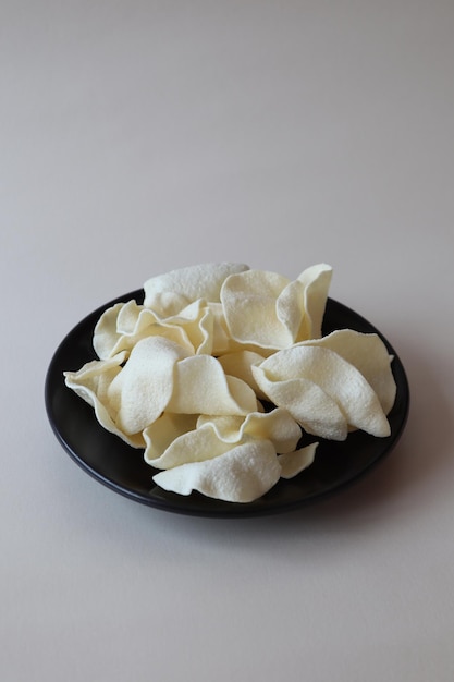 Картофельная закуска на черном блюде