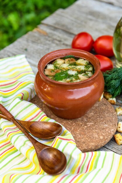 Zuppa di patate con crostini in pentola di terracotta a casa