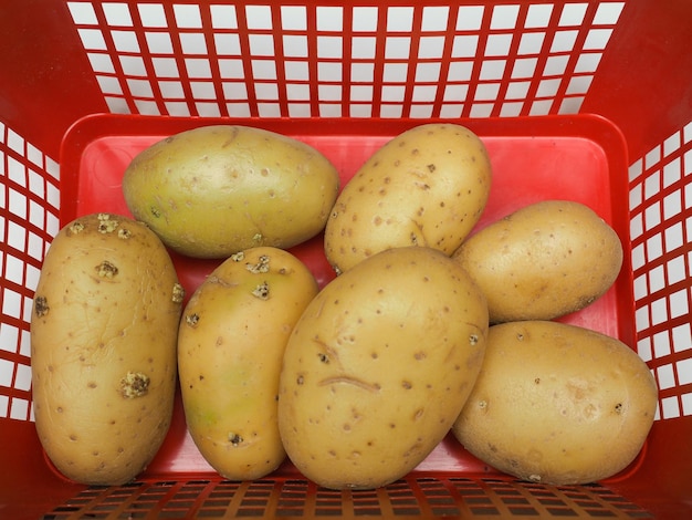 かごの中のポテト野菜食品