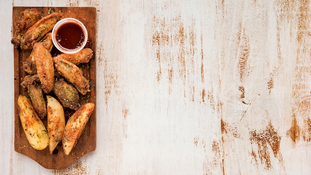 Photo potato wedges and roasted wings with sauce