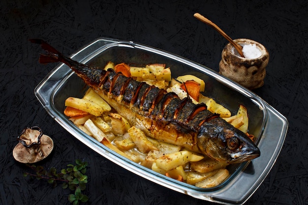 Foto patate e pesce verdure al forno