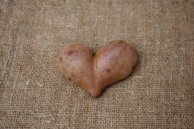 袋詰めの心臓の形のジャガイモ