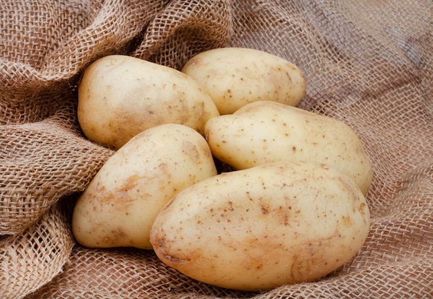 Photo potatoes on rustic farm style table