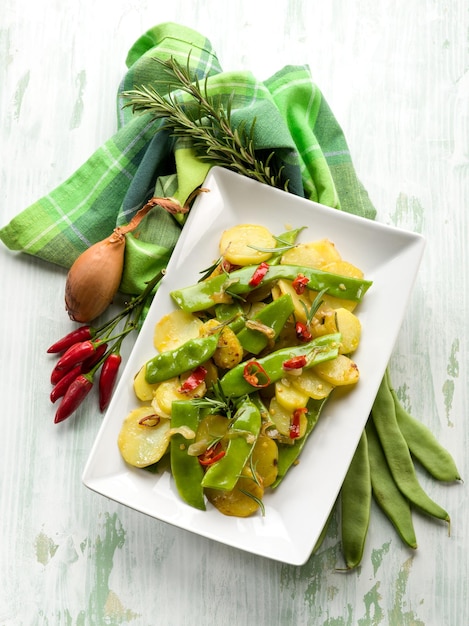 Potatoes salad with flat green beans