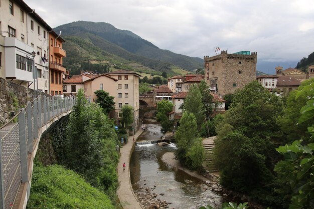 Foto potes quiviesa deva città fluviale della cantabria spagna