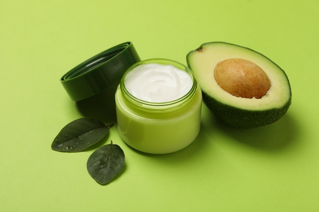 Foto potje cosmetische crème, bladeren en avocado