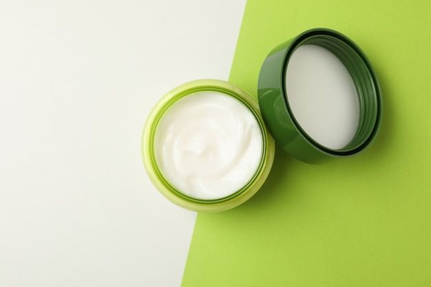 Potje cosmetische crème en bladeren