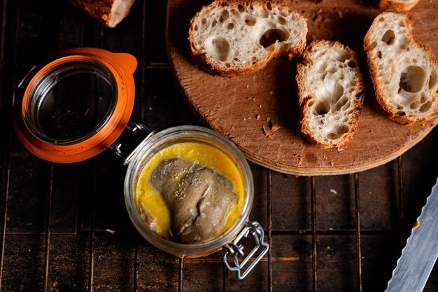 Potje foie gras en Franse baguettepartjes Voorbereiding van canapeetjes