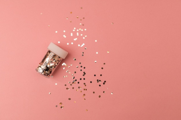 Potje glitter op een roze achtergrond glitter voor ogen en handen