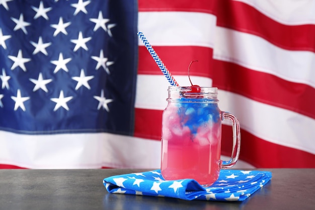 Potje met alcoholcocktail op tafel tegen Amerikaanse vlag