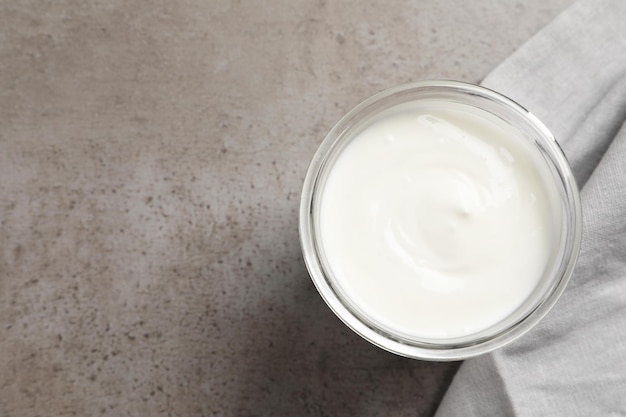 Potje met heerlijke biologische yoghurt op grijze tafelblad weergave Ruimte voor tekst