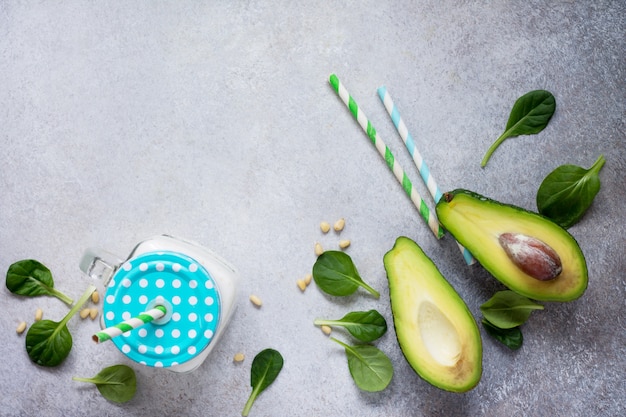 Potje met verfrissende milkshake en avocado