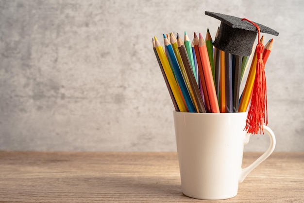 Potloden met afstudeerhoed in het leerconcept van het glasonderwijs