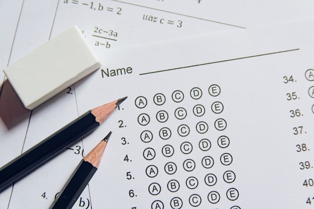 Potlood en gum op antwoordbladen of gestandaardiseerd testformulier met bubbels. meerkeuze antwoordblad