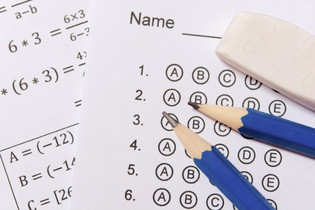 Potlood en gum op antwoordbladen of gestandaardiseerd testformulier met geborrelde antwoorden. multiple choice antwoordblad