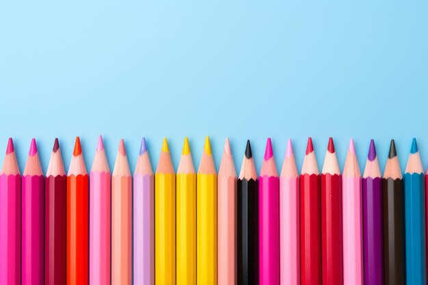 Potlood en potloden op gekleurde achtergrond in doos