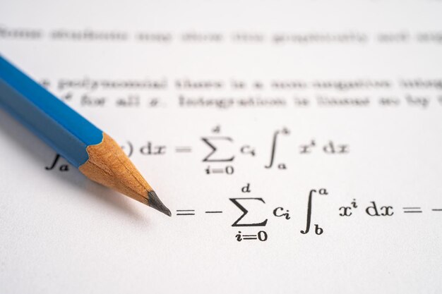 Foto potlood op testpapier voor wiskundige formules op de onderwijsschool