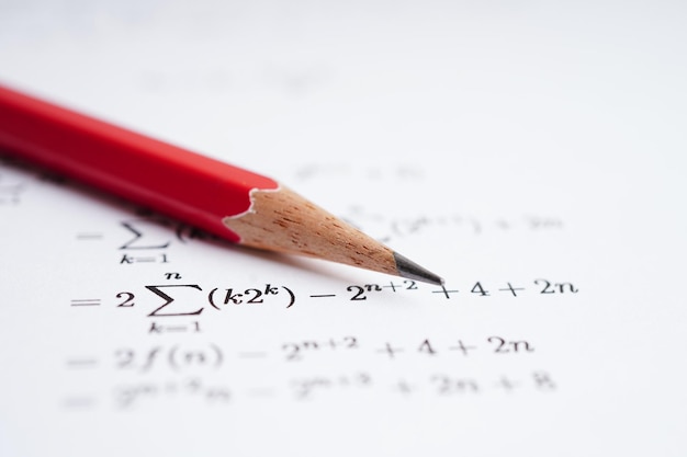 Potlood op wiskundige formule oefening testpapier in het onderwijs school