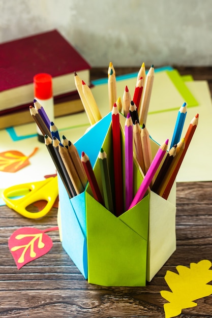 Potloodhouder het nieuwe schooljaar op houten tafel Welkom terug op school