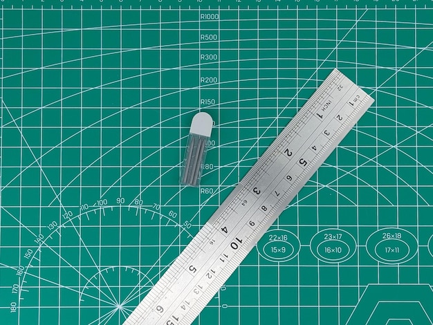 Potloodkompas en linialen op snijmat