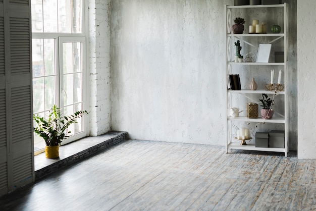 Potplant bij het raam en plank in de kamer