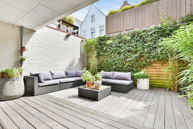 Potplanten tegenover het gebouw