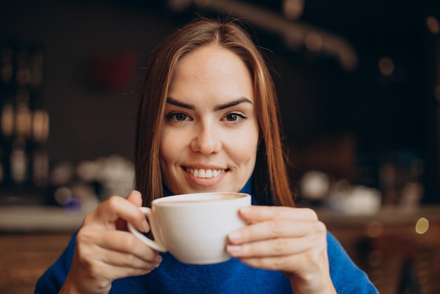 一杯のコーヒーを持っている女性のPotrait