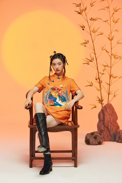 Ritratto di una giovane donna che indossa abiti tipici cinesi