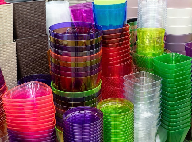 Photo pots of flower pots on the shelf in the store. colorful pots