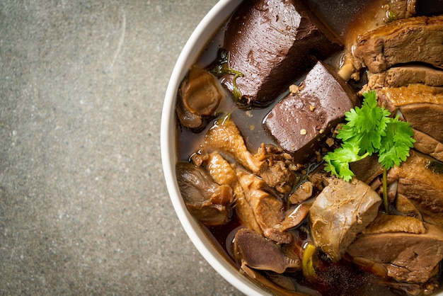 鴨の煮込みまたは鴨の醤油とスパイスの蒸し物アジア料理スタイル