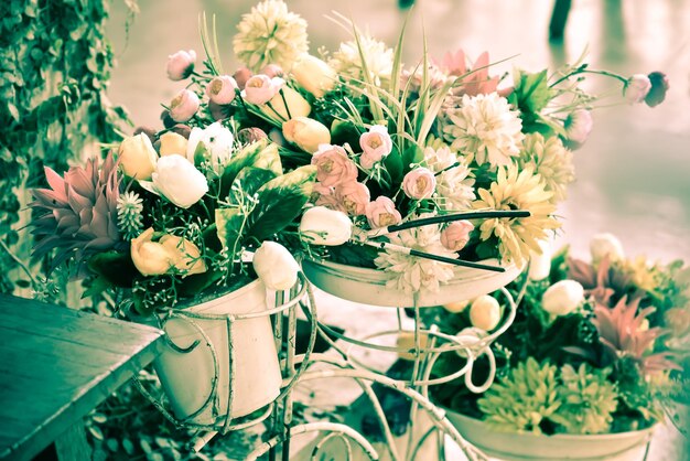 Foto fiori in vaso che fioriscono in cortile