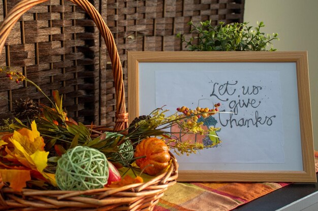 Photo potted plant in basket on table