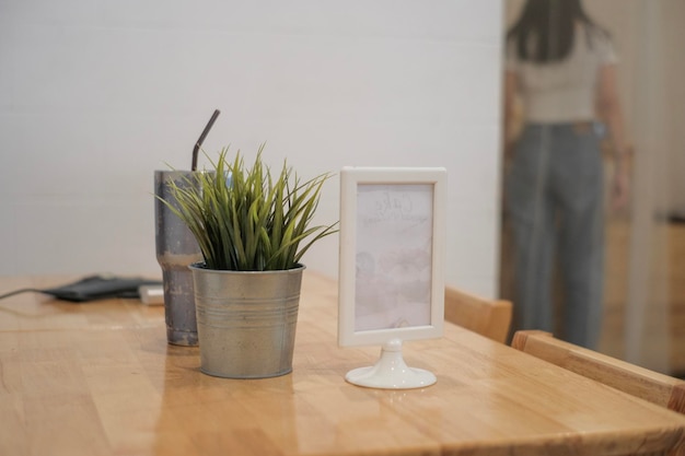 Фото Растение в горшке на столе дома