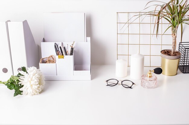 Photo potted plant on table against white wall