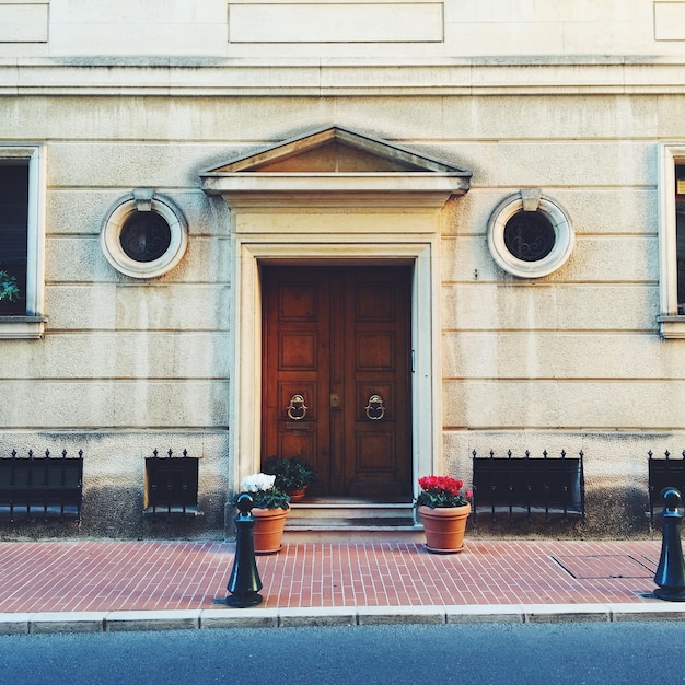 Photo potted plants by entrance of building