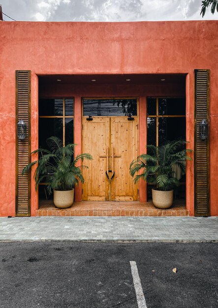 Photo potted plants in front of building