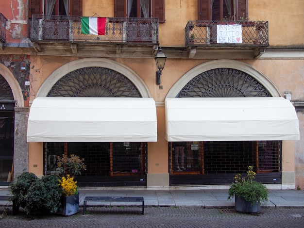 Piante in vaso all'esterno degli edifici