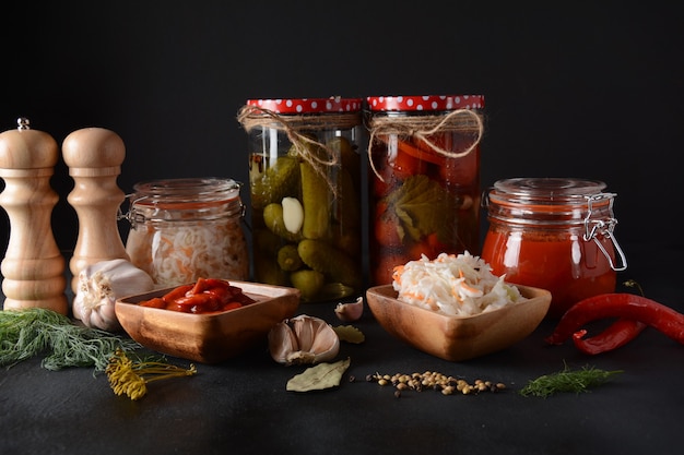 Potten Huisgemaakte Ingemaakte Groenten Komkommer Tomaten Kool