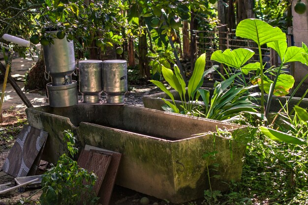Potten in een hut in rustieke boerderij in dominicaanse republiek