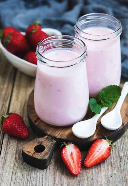 Potten met aardbeiyoghurt