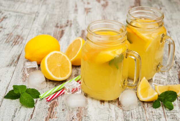 Potten met limonade