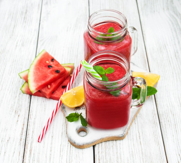 Potten met watermeloen smoothie