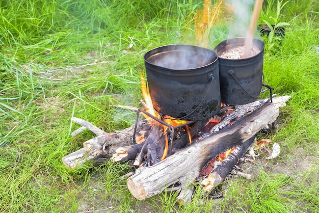 Potten op het kampvuur