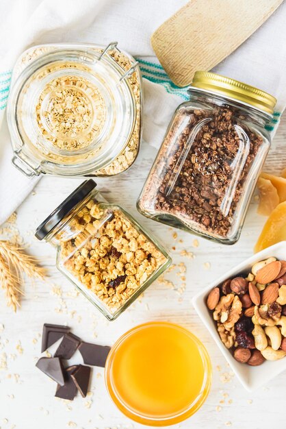 Potten vol met haver en diverse knapperige granola Gezond eten concept