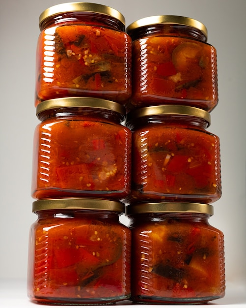 Potten zelfgemaakte tomaten-, paprika- en auberginesaus uit blik