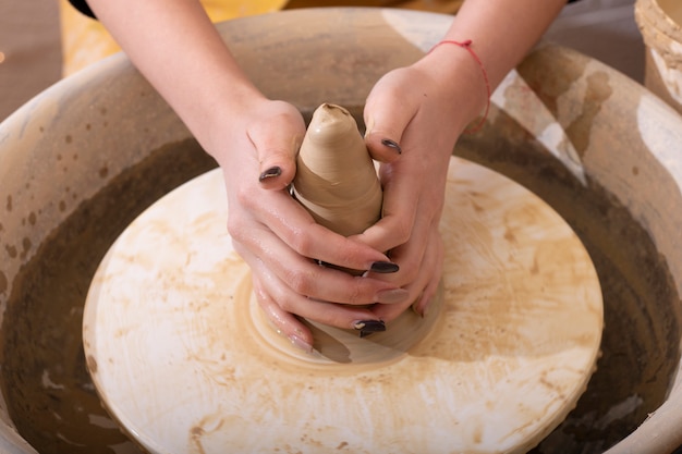 Pottenbakker die een pot op een pottenbakker draait