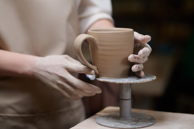 Pottenbakkerij. Close-up foto van een nieuw gemaakte beker