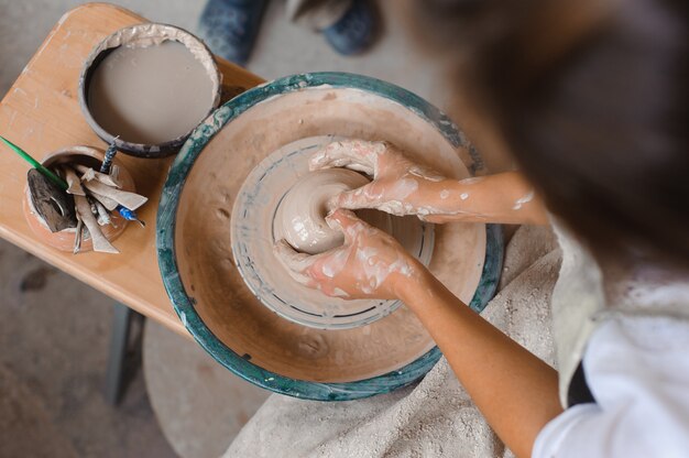 Potter leert hoe je een kleipot maakt