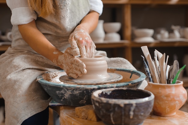 Potter leert hoe je een kleipot maakt